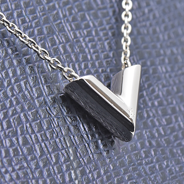 ルイヴィトン ペンダント レディース ネックレス エセンシャル V シルバーカラー Louis Vuitton M63197 GP 中古