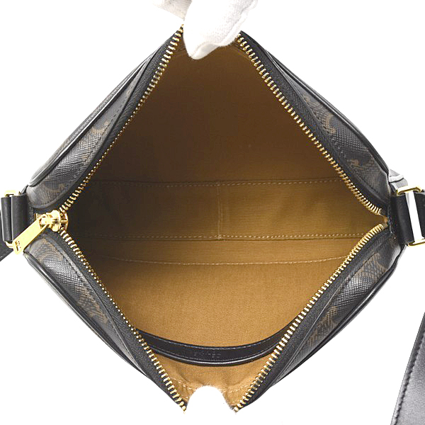 セリーヌ バッグ レディース トリオンフ ショルダーバッグ ロゴ入り PVCレザー ブラック CELINE 194502 中古