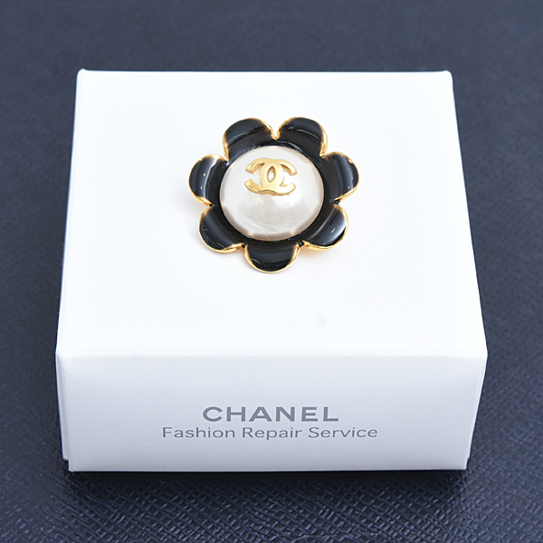 シャネル ブローチ レディース ココマーク フラワー イミテーションパール ブラック ゴールドカラー 花 フェイクパール CHANEL 24 GP 中古
