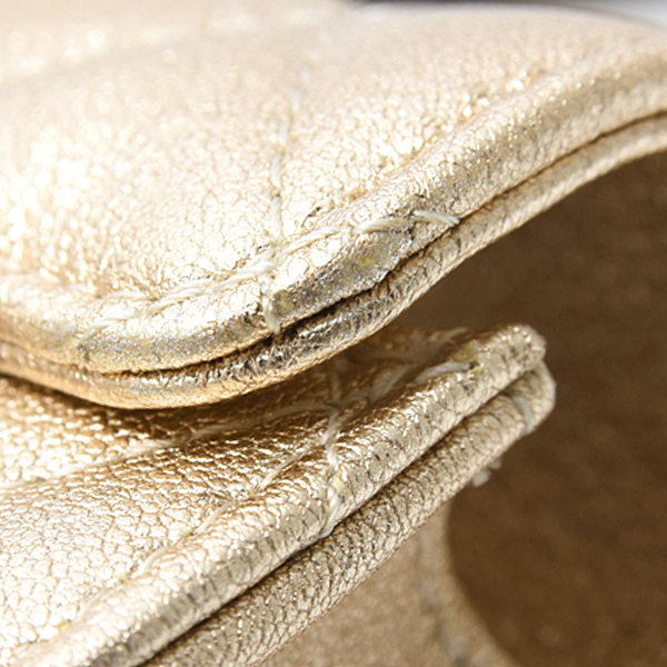 シャネル 財布 レディース コインケース AirPodsケース 2024イヤーズギフト バッグチャーム マトラッセ ゴールド ラムスキン CHANEL 未使用展示品