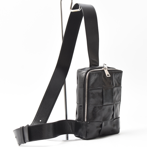 ボッテガヴェネタ バッグ メンズ カセット スリングバッグ マキシイントレチャート カーフスキン ブラック BOTTEGA VENETA 701366 VCQ72 中古