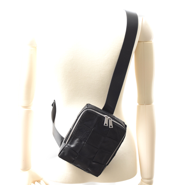 ボッテガヴェネタ バッグ メンズ カセット スリングバッグ マキシイントレチャート カーフスキン ブラック BOTTEGA VENETA 701366 VCQ72 中古