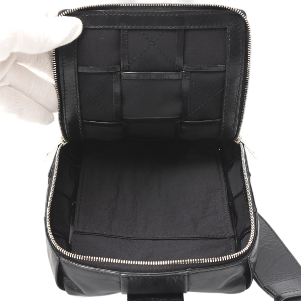 ボッテガヴェネタ バッグ メンズ カセット スリングバッグ マキシイントレチャート カーフスキン ブラック BOTTEGA VENETA 701366 VCQ72 中古